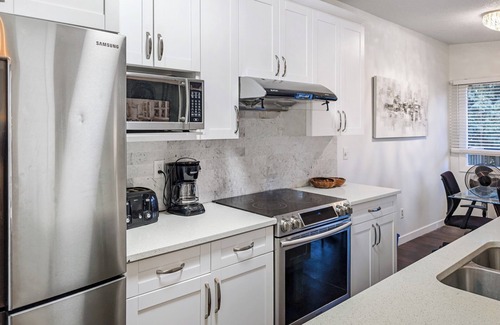 Sunnyside House | Charming 3-Bedroom Escape, Walk to the Bow River