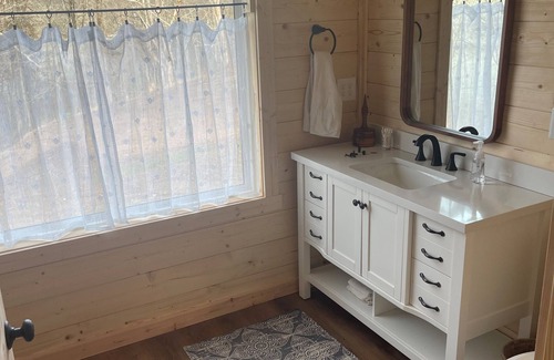 Charlotte Other | Charming 3-bedroom farmhouse with WiFi in Historic Charlotte, TN