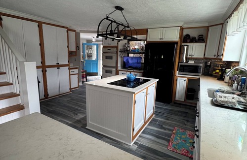 Hickman Other | Charming 3-bedroom farmhouse with AC, WiFi in Burns