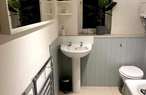 Cheltenham House | Charming 3 bedroom Home in the Heart of Cheltenham