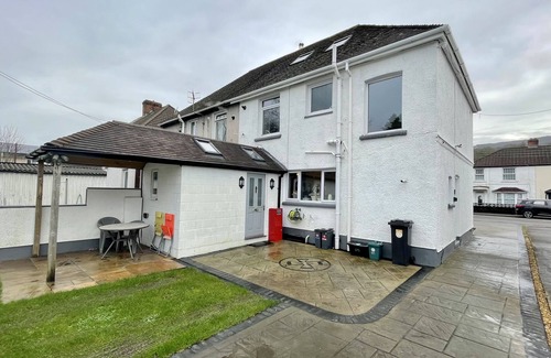 Glynneath House | Charming 3 bedroom house with a warmth character