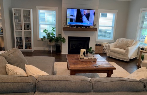 Nashville House | Charming 3 Bedroom House with Screened Porch (12 minute drive to Broadway)