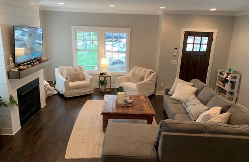 Nashville House | Charming 3 Bedroom House with Screened Porch (12 minute drive to Broadway)