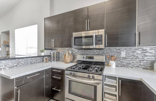Folsom House | Charming 3-bedroom home, popular Broadstone area, walk to shops & park, WiFi, AC