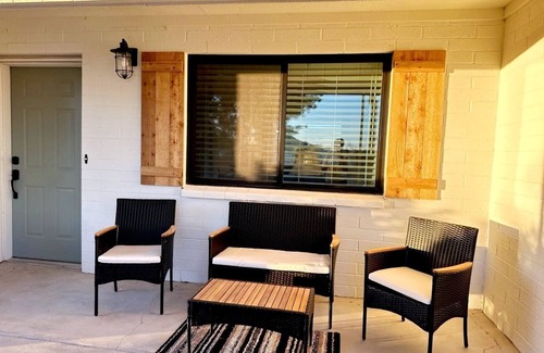 Surprise House | Charming 3-bedroom house in rural Surprise, 20 minutes to Spring training games.