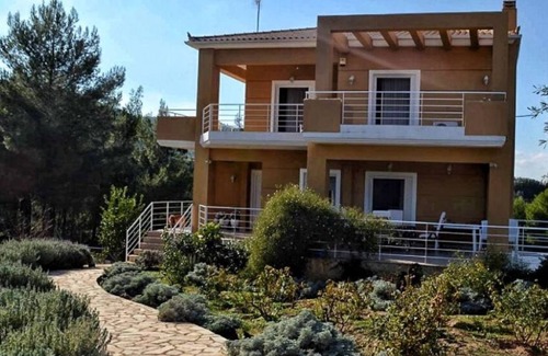 Oropos House | Charming 3-bedroom house in lovely Oropioi with AC