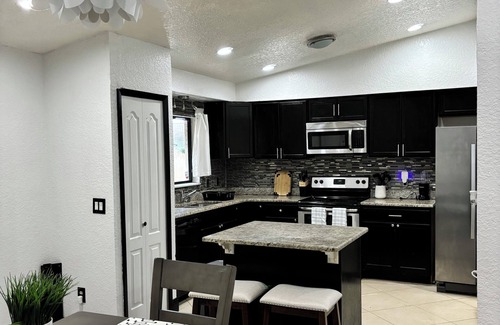 Lockhart House | Charming 3-bedroom house in fantastic Orlando with AC, WiFi