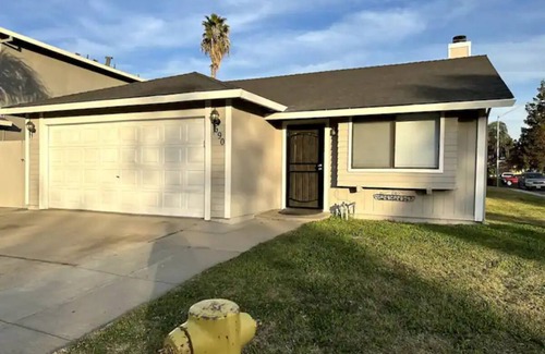 Turlock House | Charming 3-bedroom house with AC, WiFi in adorable Turlock. Dining and Hospitals