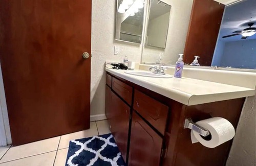 Turlock House | Charming 3-bedroom house with AC, WiFi in adorable Turlock. Dining and Hospitals