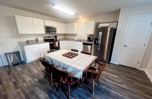 Greer House | Charming 3-bedroom house near GSP + DT Greenvillenn