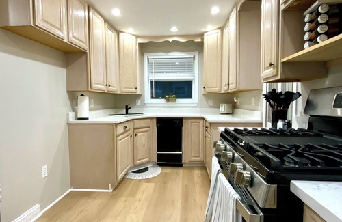 Mentor House | Charming 3-bedroom house in peaceful Mentor with AC