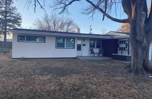 Pratt House | Charming 3-bedroom house. Perfect for executives, families or small groups.
