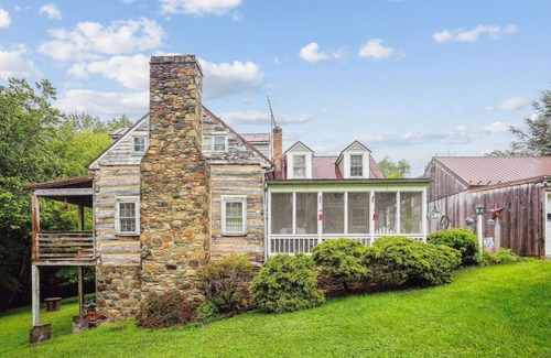 Waterford Cabin | Charming 3-bedroom rebuilt Cabin in Waterford,VA