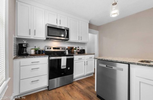 Riverside House | Charming 3-bedroom/3 bath house with WiFi & AC, walkable Riverside neighborhood