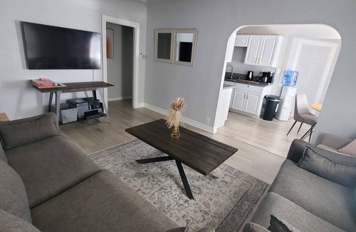 Los Angeles House | Charming 3 bedroom front house.