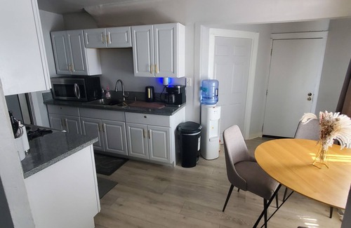 Los Angeles House | Charming 3 bedroom front house.