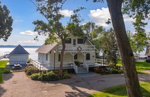 Independence Cabin | Charming 3 Bedroom lakehome steps from the beach!