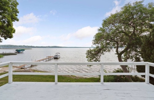 Independence Cabin | Charming 3 Bedroom lakehome steps from the beach!