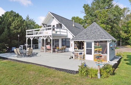 Independence Cabin | Charming 3 Bedroom lakehome steps from the beach!