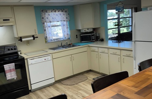 Oakland Hills House | Charming 3-bedroom house with AC, Heated Pool, and WiFi in lovely Rotonda West