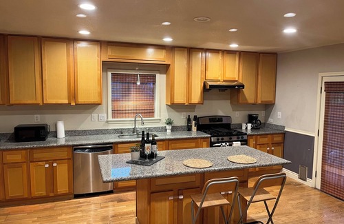 Ashland House | Charming 3-bedroom bungalow in terrific San Lorenzo with AC, WiFi. 3 bed2 bath