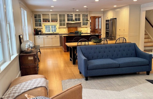 Stone Ridge House | Charming 3-bedroom farm house in peaceful Stone Ridge with Hot Tub & Bocce court