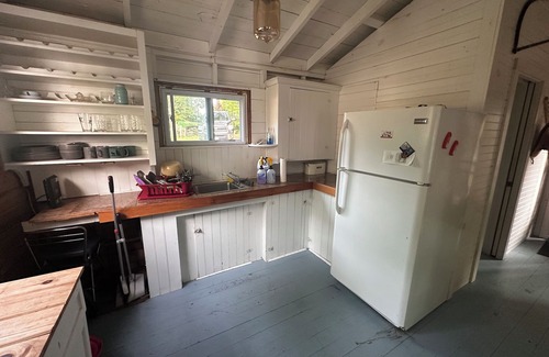 Vassalboro Cottage | Charming 3-bedroom waterfront cottage with AC, WiFi and spectacular sunset views