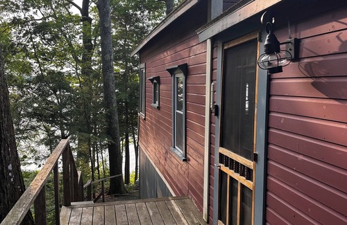Vassalboro Cottage | Charming 3-bedroom waterfront cottage with AC, WiFi and spectacular sunset views