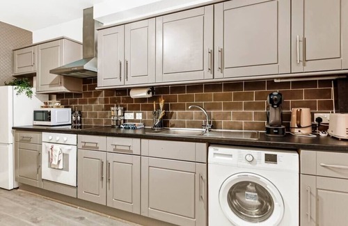 Canonbury Apartment | Charming 3-BR Flat with Ensuite Master and Balcony