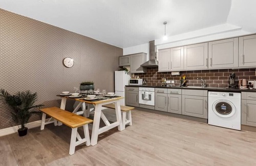 Canonbury Apartment | Charming 3-BR Flat with Ensuite Master and Balcony