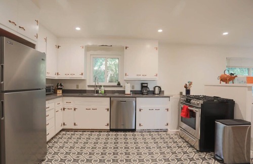 Redwood Heights House | Charming 3 BR Home Near Redwood Park w/Bay Views