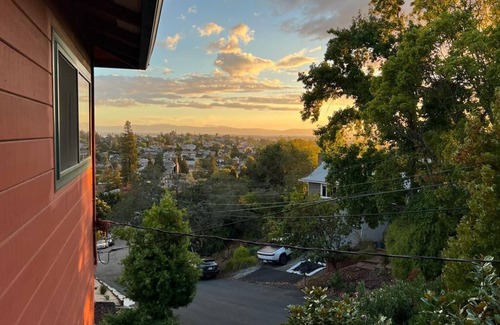 Redwood Heights House | Charming 3 BR Home Near Redwood Park w/Bay Views