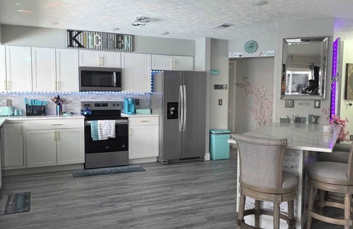 Port Saint Lucie House | Charming 3-br Poolhouse sleeps 15 near beaches, family games to keep night going