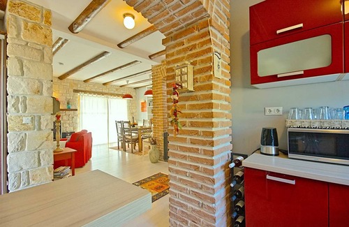 Vosteni Villa | Charming 3-BR Villa with pool close to the beach