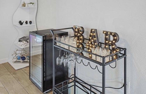 The Colony House | Charming 3BD 2BA Villa