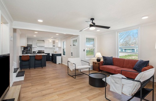 Overland Park House | Charming 3BD 2BR Dog Friendly
