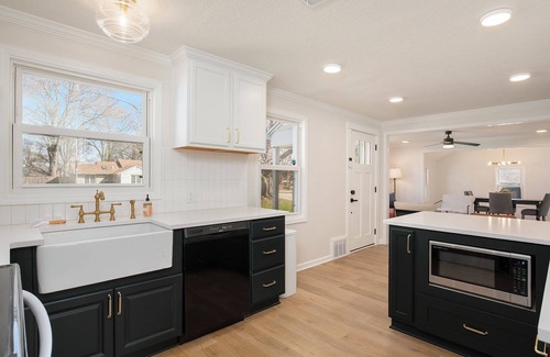 Overland Park House | Charming 3BD 2BR Dog Friendly