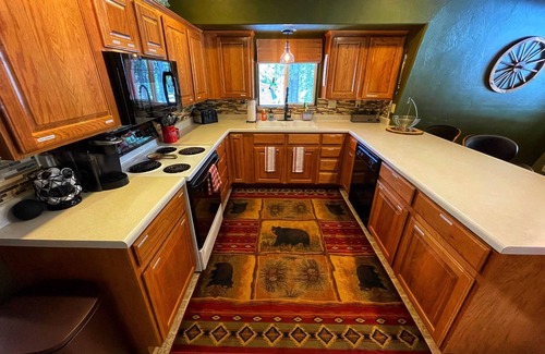 Duck Creek Village Cabin | Charming 3bd/3ba Cabin <1mi to Duck Creek Village!