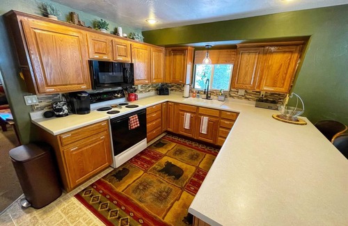 Duck Creek Village Cabin | Charming 3bd/3ba Cabin <1mi to Duck Creek Village!