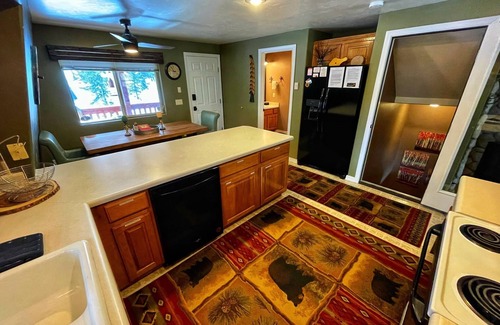 Duck Creek Village Cabin | Charming 3bd/3ba Cabin <1mi to Duck Creek Village!