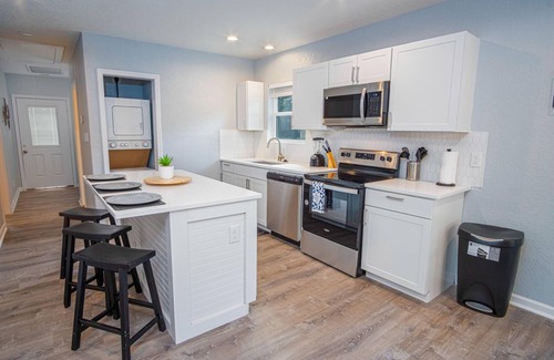 Eastside Promise Neighborhood Cottage | Charming 3br/1ba Close to Vibrant Downtown