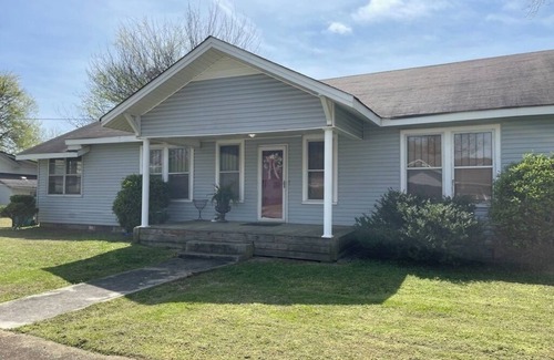 Sheffield House | Charming 3BR 2BA furnished pet-friendly house WiFi AC in downtown Sheffield AL