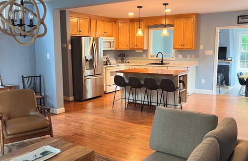 Tilghman House | Charming 3BR Cottage in Heart of Tilghman Island – Bike everywhere!