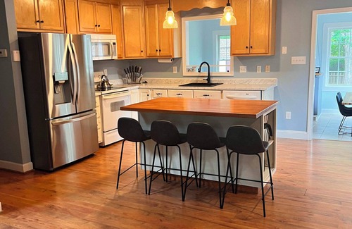 Tilghman House | Charming 3BR Cottage in Heart of Tilghman Island – Bike everywhere!