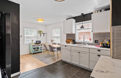 Detroit House | Charming 3br Detroit Bungalow Near Zoo, Stadiums, and Suburbs.