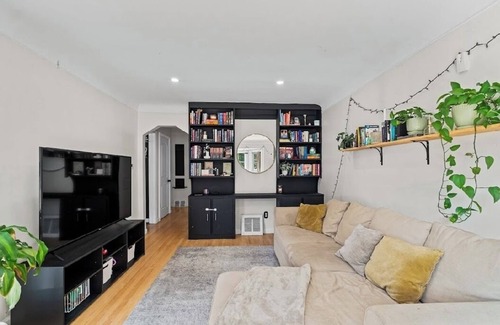 Detroit House | Charming 3br Detroit Bungalow Near Zoo, Stadiums, and Suburbs.
