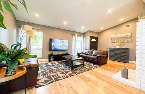 Calabasas House | Charming 3BR Home with Modern Comforts - FB - CAL