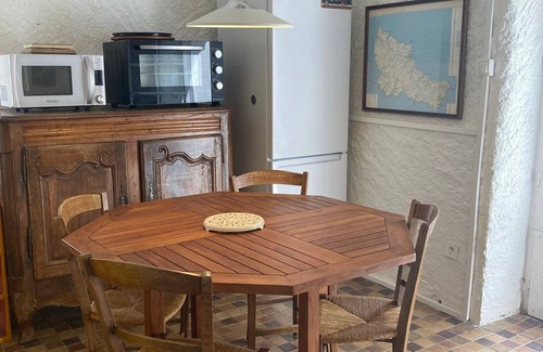 Locmaria House | Charming 3BR House with Garden near Beach – Sleeps 6, Pet-Friendly, WiFi, BBQ