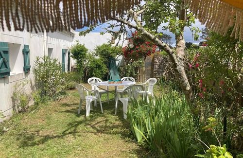 Locmaria House | Charming 3BR House with Garden near Beach – Sleeps 6, Pet-Friendly, WiFi, BBQ
