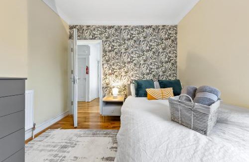 Hoe Street House | Charming 3BR Near Tube - Walk To Cafes, Lloyd Park - Copeland 3BR Combo